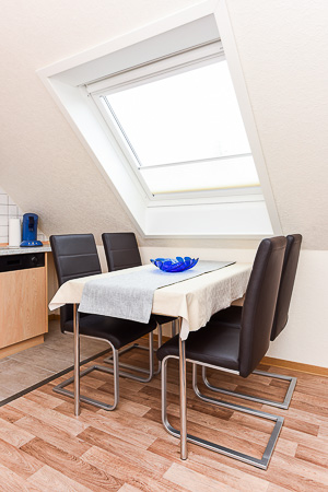 Ferienwohnung „Spiekeroog“ - Wohnzimmer mit integriertem Küchenbereich