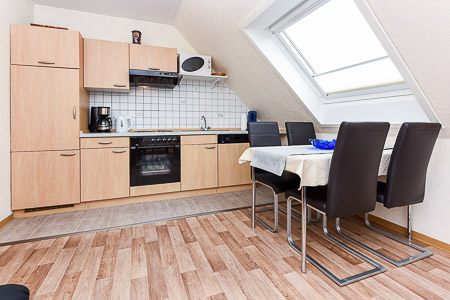 Ferienwohnung „Spiekeroog“ - Wohnzimmer mit integriertem Küchenbereich