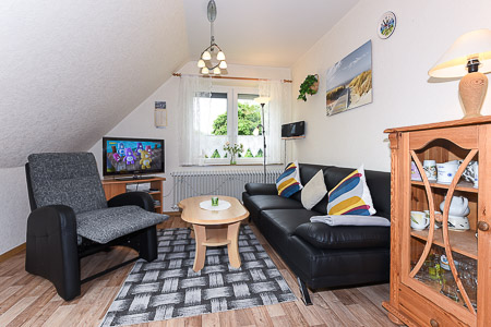 Ferienwohnung „Spiekeroog“ - Wohnzimmer mit integriertem Küchenbereich