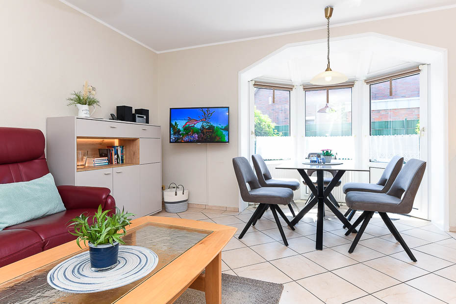 Ferienwohnung „Baltrum“ - Wohnzimmer mit integriertem Küchenbereich