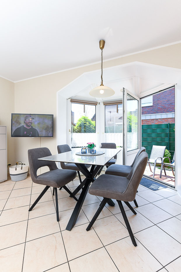 Ferienwohnung „Baltrum“ - Wohnzimmer mit integriertem Küchenbereich
