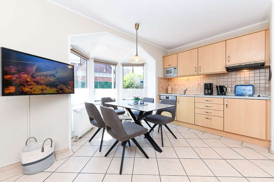 Ferienwohnung „Baltrum“ - Wohnzimmer mit integriertem Küchenbereich