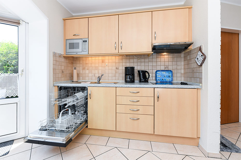 Ferienwohnung „Baltrum“ - Wohnzimmer mit integriertem Küchenbereich