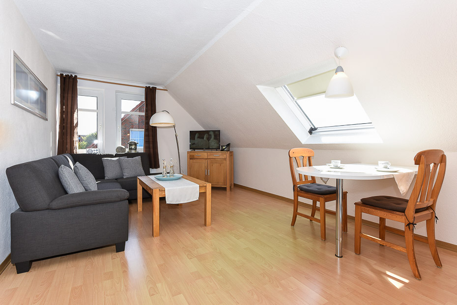 Ferienwohnung 1 - Wohnzimmer mit integriertem Küchenbereich