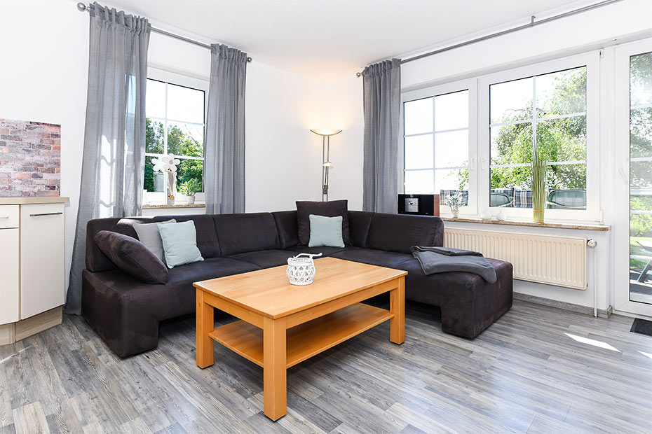 Ferienwohnung „Hauptdeck“ - Wohnzimmer mit integriertem Küchenbereich