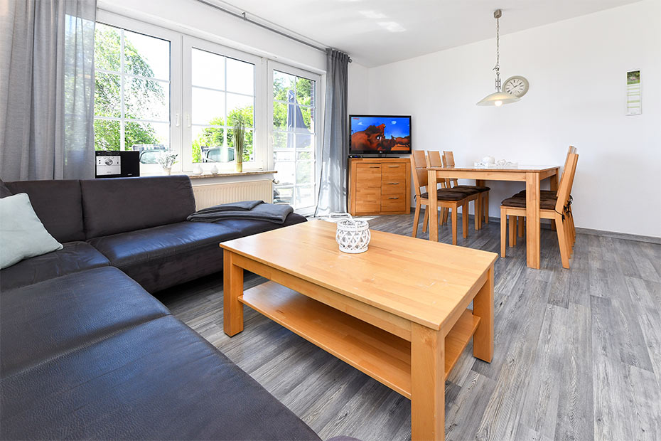 Ferienwohnung „Hauptdeck“ - Wohnzimmer mit integriertem Küchenbereich