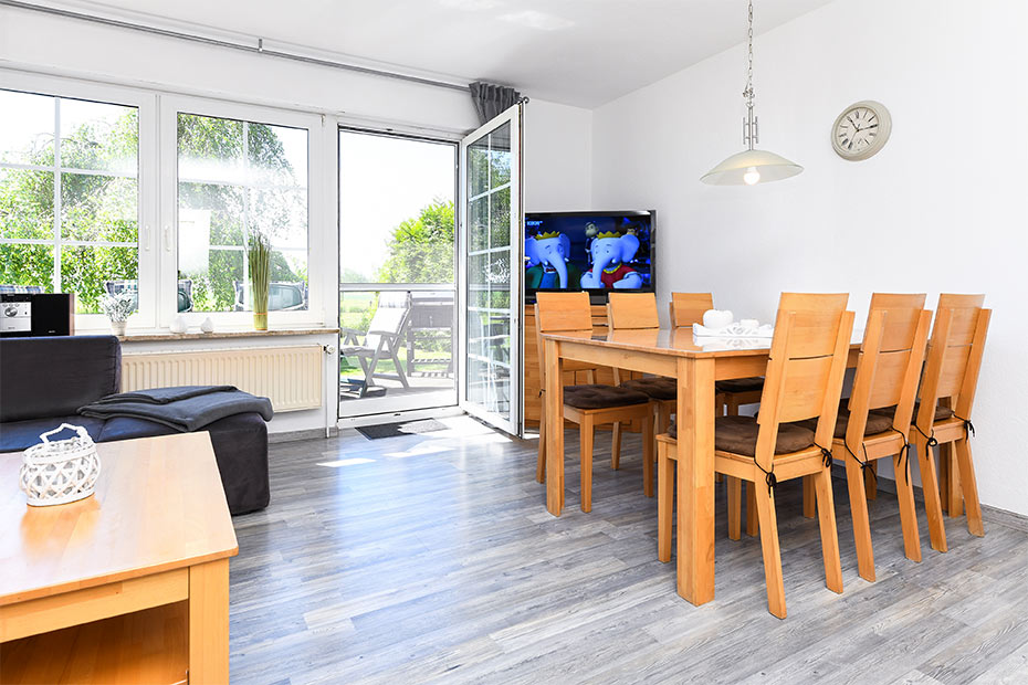 Ferienwohnung „Hauptdeck“ - Wohnzimmer mit integriertem Küchenbereich