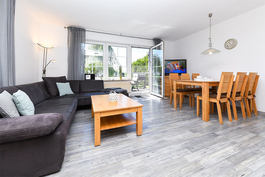 Ferienwohnung „Hauptdeck“ - Wohnzimmer mit integriertem Küchenbereich