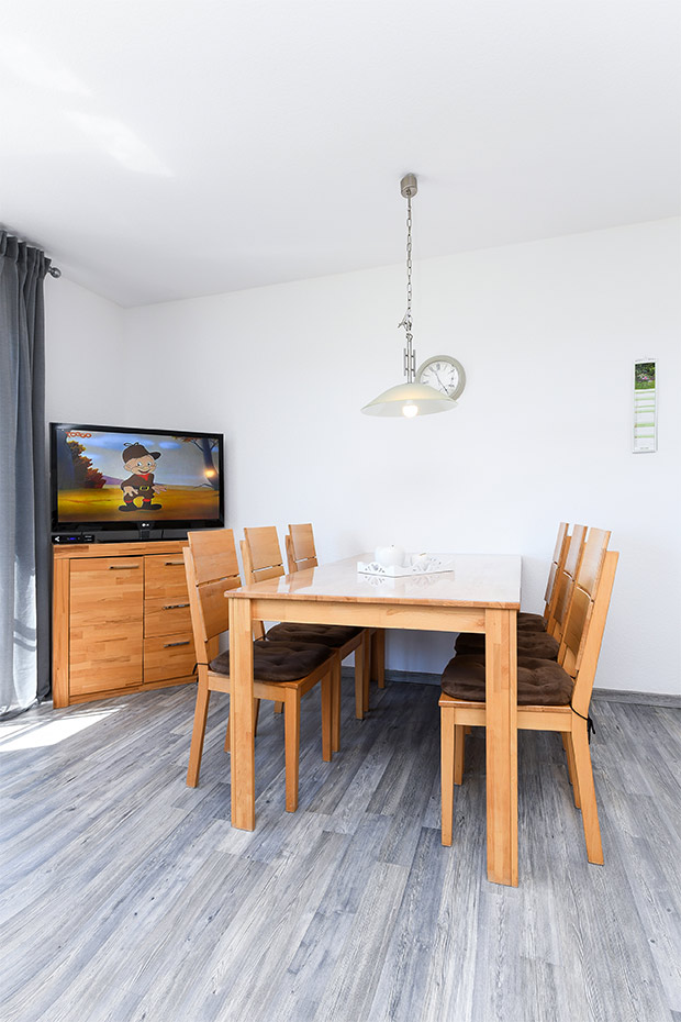 Ferienwohnung „Hauptdeck“ - Wohnzimmer mit integriertem Küchenbereich