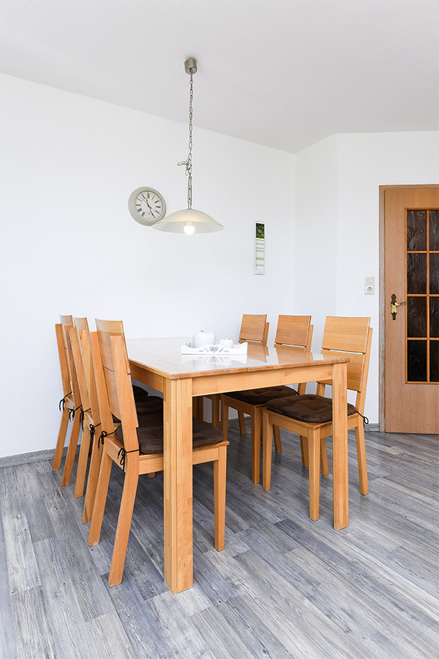 Ferienwohnung „Hauptdeck“ - Wohnzimmer mit integriertem Küchenbereich