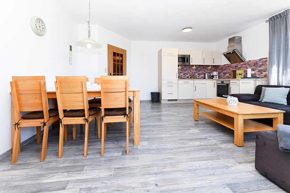 Ferienwohnung „Hauptdeck“ - Wohnzimmer mit integriertem Küchenbereich