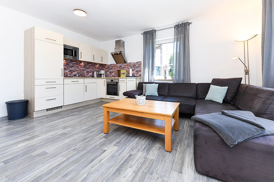 Ferienwohnung „Hauptdeck“ - Wohnzimmer mit integriertem Küchenbereich