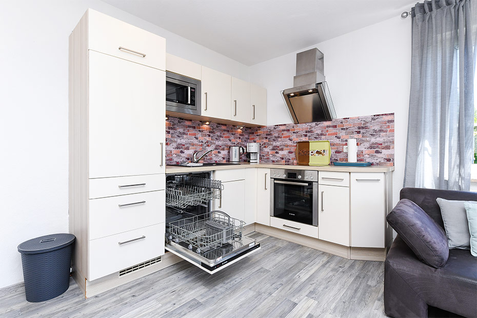 Ferienwohnung „Hauptdeck“ - Wohnzimmer mit integriertem Küchenbereich