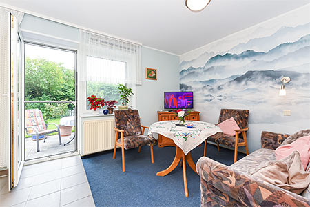 Ferienwohnung <span style='display:none'> </span> - Wohnzimmer mit integriertem Küchenbereich