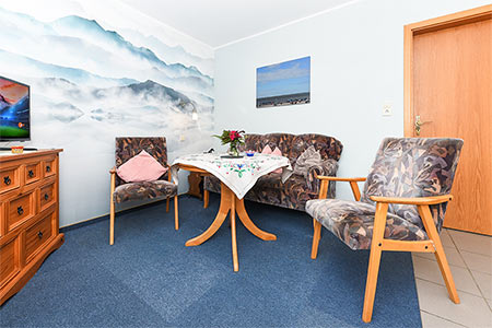 Ferienwohnung <span style='display:none'> </span> - Wohnzimmer mit integriertem Küchenbereich