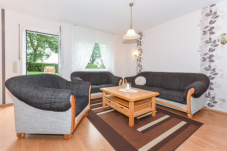 Ferienwohnung 1 - Wohnzimmer mit integriertem Küchenbereich