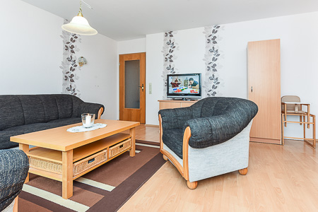 Ferienwohnung 1 - Wohnzimmer mit integriertem Küchenbereich