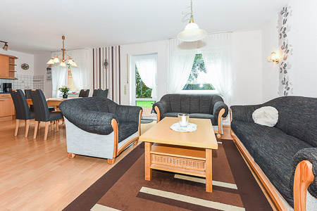 Ferienwohnung 1 - Wohnzimmer mit integriertem Küchenbereich