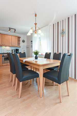 Ferienwohnung 1 - Wohnzimmer mit integriertem Küchenbereich