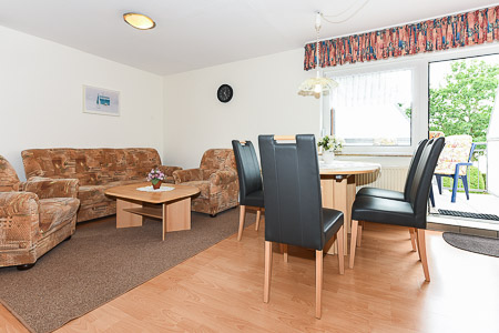 Ferienwohnung 3 - Wohnzimmer mit integriertem Küchenbereich