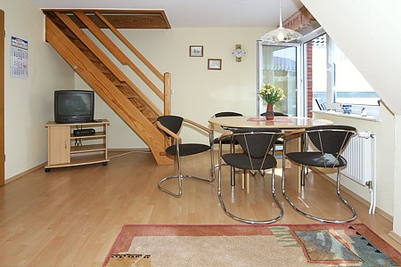 Ferienwohnung 4 - Wohnzimmer mit integriertem Küchenbereich