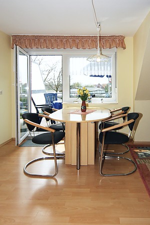 Ferienwohnung 4 - Wohnzimmer mit integriertem Küchenbereich