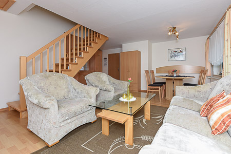 Ferienwohnung 5 - Wohnzimmer mit integriertem Küchenbereich