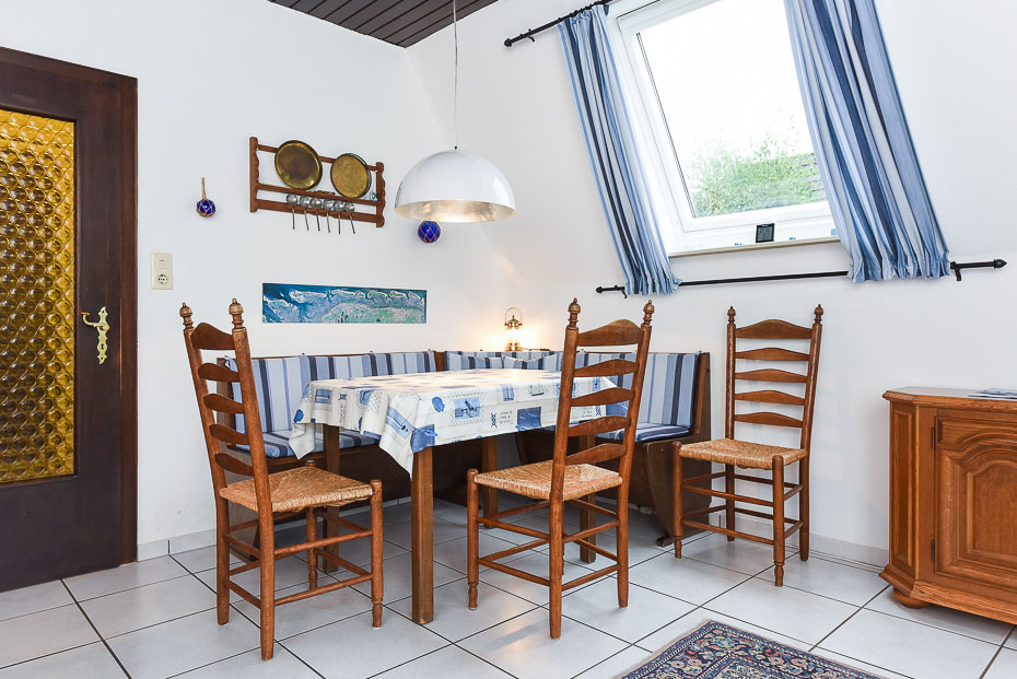 Ferienhaus „Kummweer“ - Wohnzimmer mit Esstischgruppe