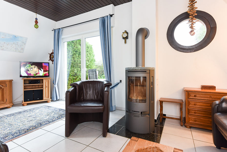 Ferienhaus „Kummweer“ - Wohnzimmer mit Esstischgruppe
