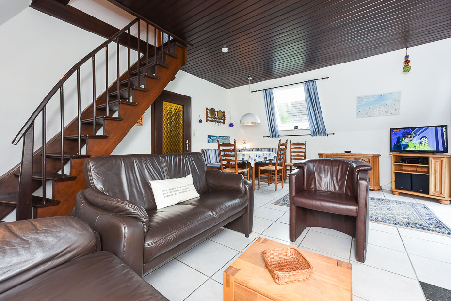 Ferienhaus „Kummweer“ - Wohnzimmer mit Esstischgruppe
