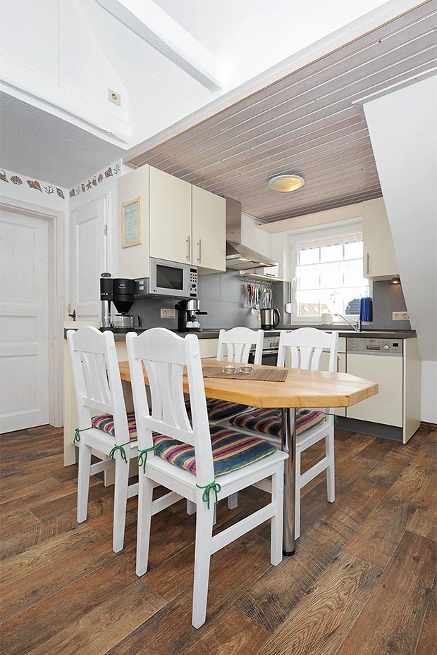 Ferienwohnung „Seestern“ - Wohnzimmer mit integriertem Küchenbereich