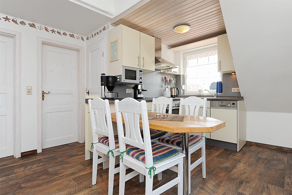 Ferienwohnung „Seestern“ - Wohnzimmer mit integriertem Küchenbereich