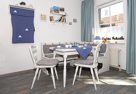 Ferienwohnung „in't Groen't“ - Wohnzimmer mit integriertem Küchenbereich