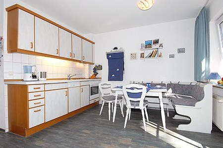 Ferienwohnung „in't Groen't“ - Wohnzimmer mit integriertem Küchenbereich