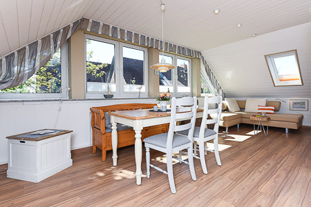 Ferienwohnung „Strandläufer“ - Wohnzimmer mit integriertem Küchenbereich