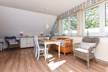 Ferienwohnung „Strandläufer“ - Wohnzimmer mit integriertem Küchenbereich