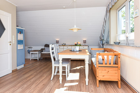 Ferienwohnung „Strandläufer“ - Wohnzimmer mit integriertem Küchenbereich