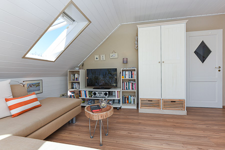 Ferienwohnung „Strandläufer“ - Wohnzimmer mit integriertem Küchenbereich