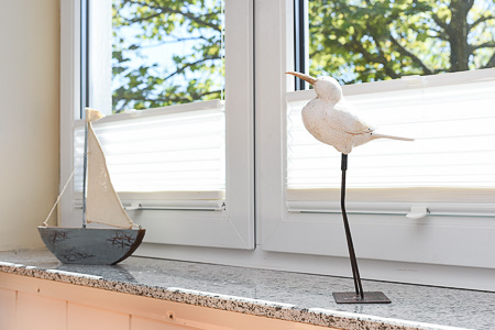 Ferienwohnung „Strandläufer“ - Wohnzimmer mit integriertem Küchenbereich