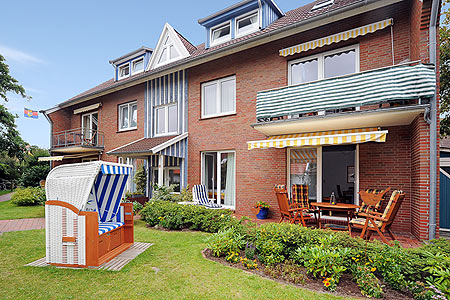 Ferienwohnung „Strandnixe“ - Außenansicht mit Terrasse und Strandkorb