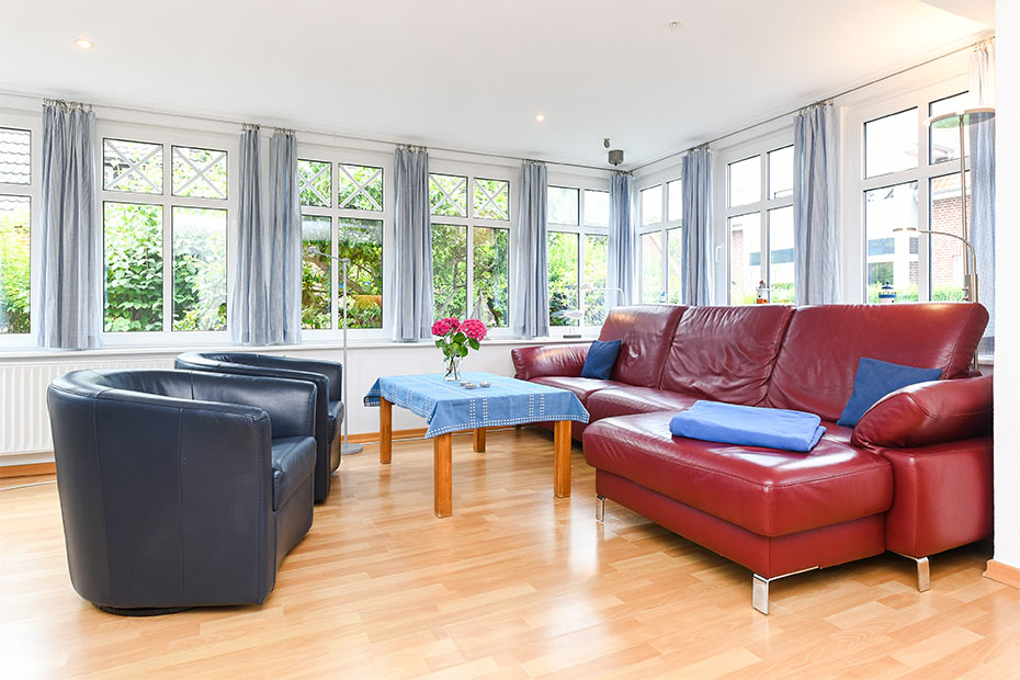 Ferienwohnung „Strandrose“ - Wohnzimmer mit integriertem Küchenbereich