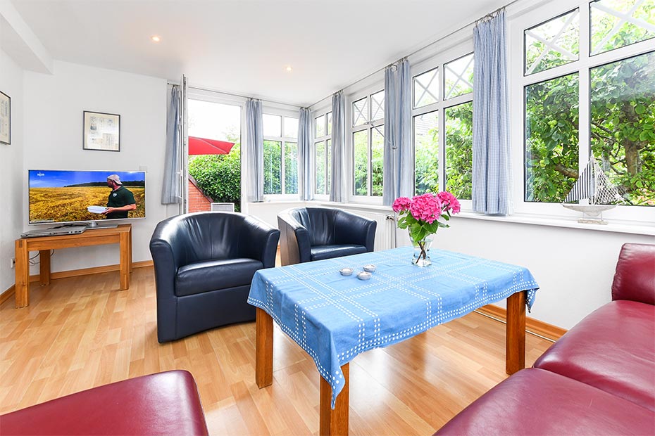 Ferienwohnung „Strandrose“ - Wohnzimmer mit integriertem Küchenbereich