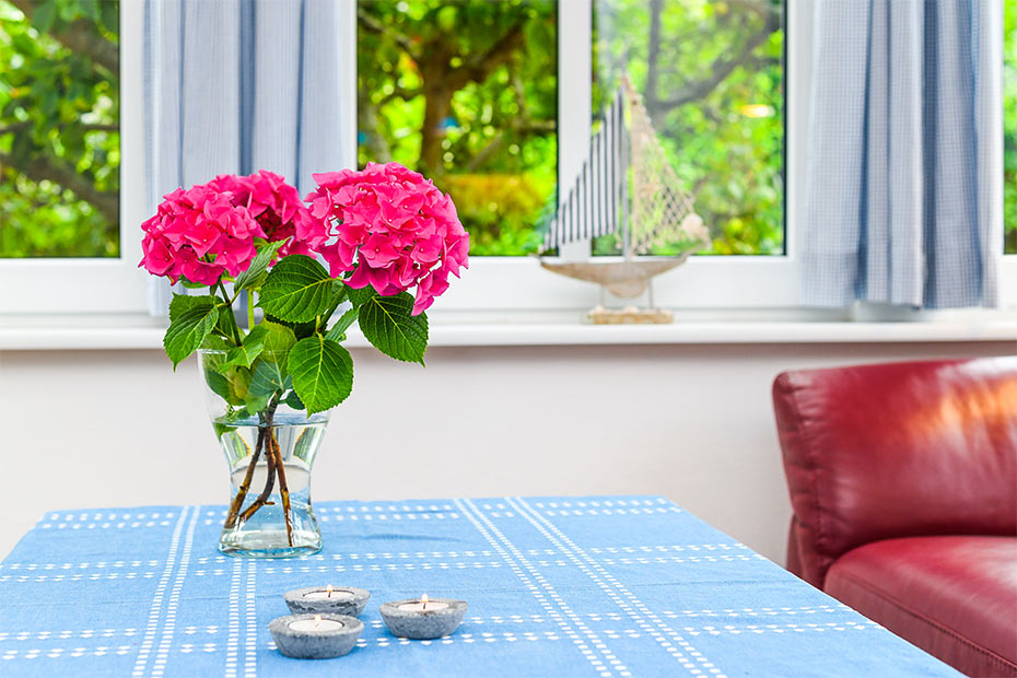 Ferienwohnung „Strandrose“ - Wohnzimmer mit integriertem Küchenbereich