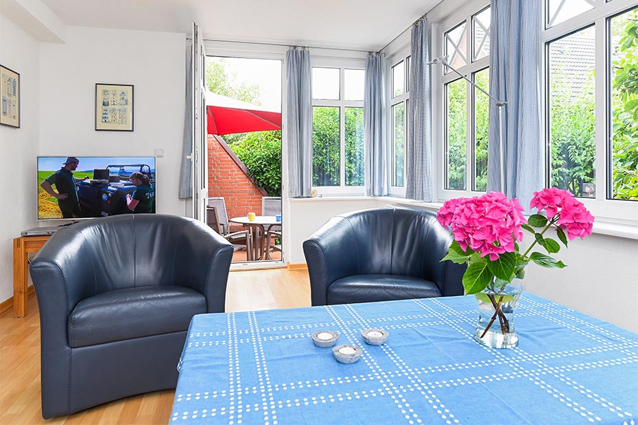 Ferienwohnung „Strandrose“ - Wohnzimmer mit integriertem Küchenbereich