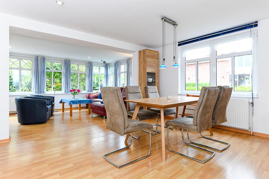 Ferienwohnung „Strandrose“ - Wohnzimmer mit integriertem Küchenbereich