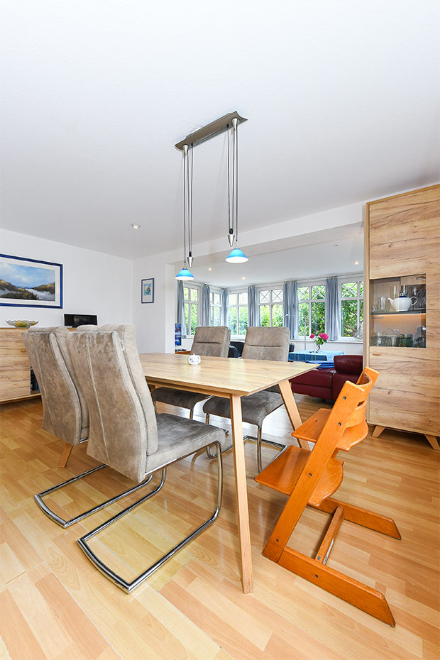 Ferienwohnung „Strandrose“ - Wohnzimmer mit integriertem Küchenbereich