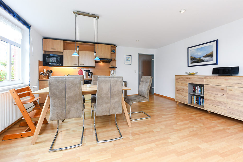 Ferienwohnung „Strandrose“ - Wohnzimmer mit integriertem Küchenbereich