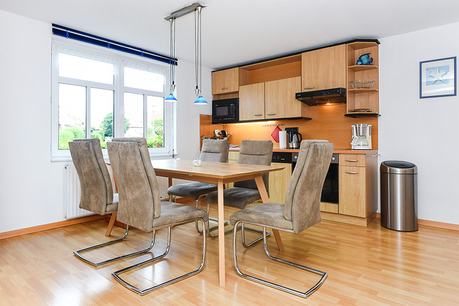 Ferienwohnung „Strandrose“ - Wohnzimmer mit integriertem Küchenbereich