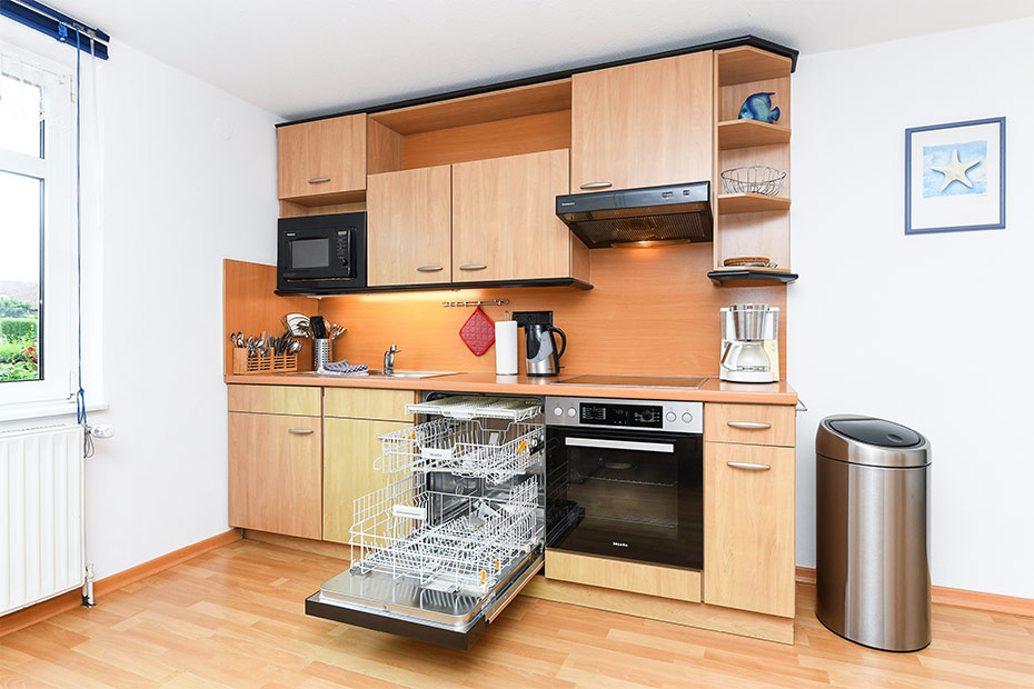 Ferienwohnung „Strandrose“ - Wohnzimmer mit integriertem Küchenbereich