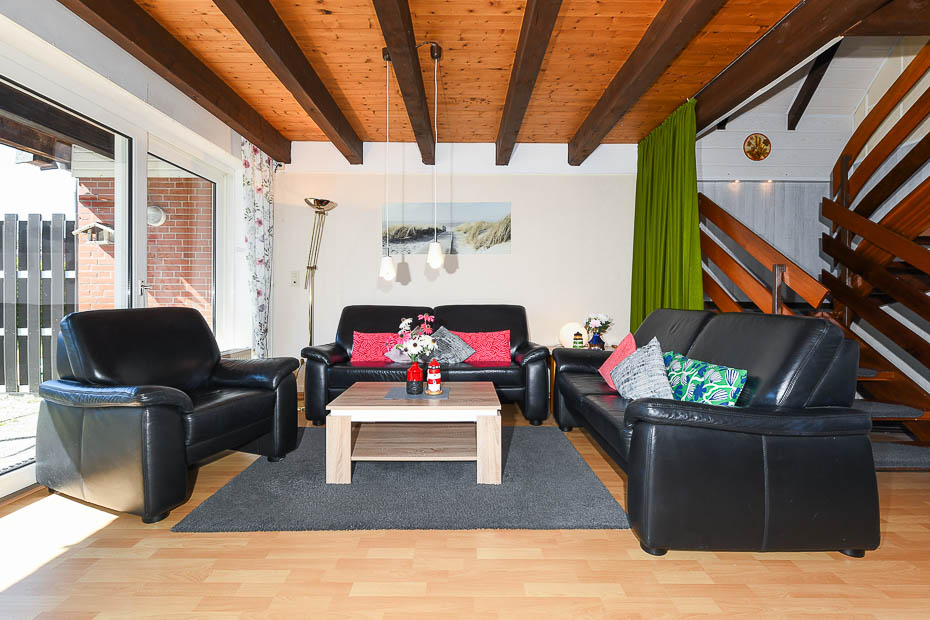 Ferienhaus „Leuchtturm“ - Wohnzimmer mit integriertem Küchenbereich